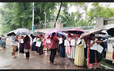 বৃষ্টিতে ভিজেই ঢাবিতে শিক্ষার্থীদের মানববন্ধন দাবি বৈধ সিটের