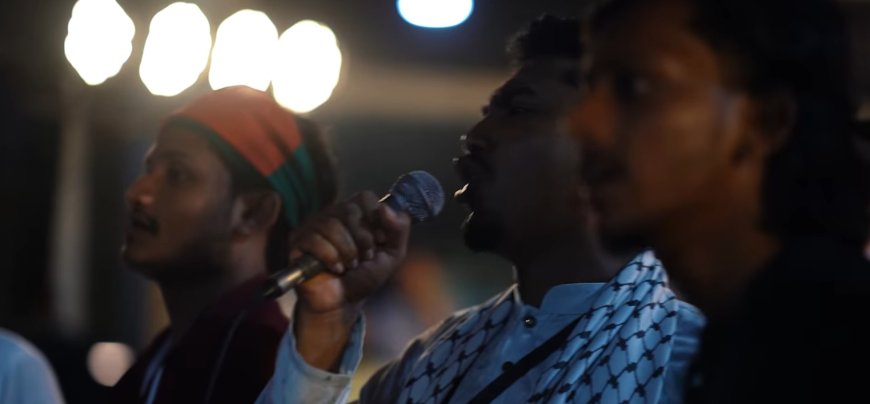 ইস্ট ওয়েস্ট ইউনিভার্সিটি কাওয়ালি নাইট-এ গান করছেন শিক্ষার্থী