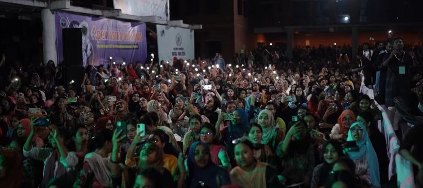 ইস্ট ওয়েস্ট ইউনিভার্সিটি কাওয়ালি নাইট-এ মোবাইলে ভিডিও করছেন