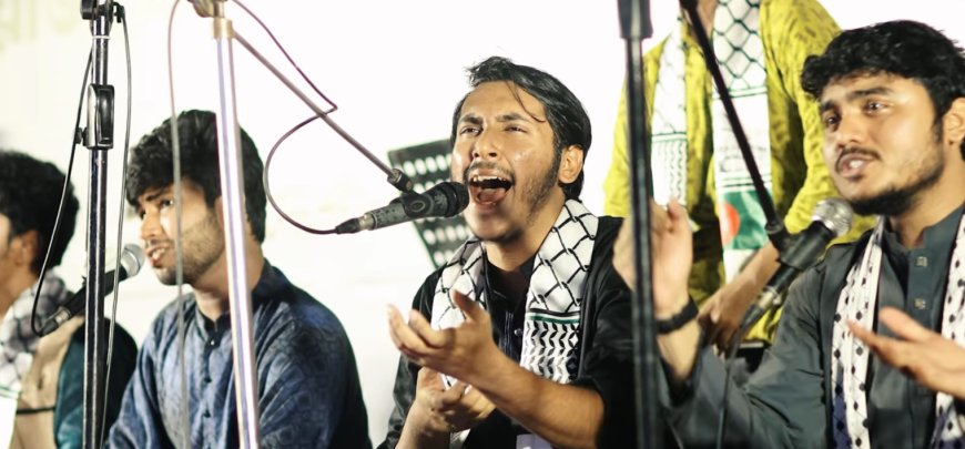 ইস্ট ওয়েস্ট ইউনিভার্সিটি কাওয়ালি নাইট-এ গান করছেন শিক্ষার্থীরা