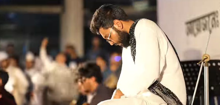 ইস্ট ওয়েস্ট ইউনিভার্সিটি কাওয়ালি নাইট-এ তবলা নিয়ে শিক্ষার্থী